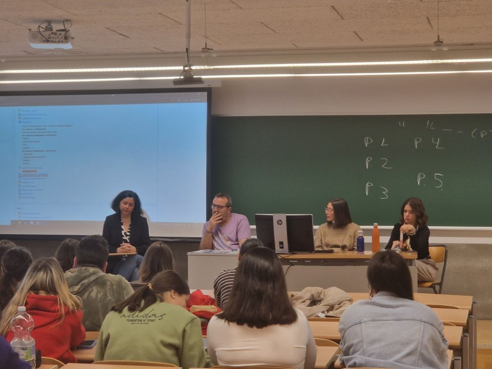 Mesa Redonda "Experiencias en Trabajo Social".